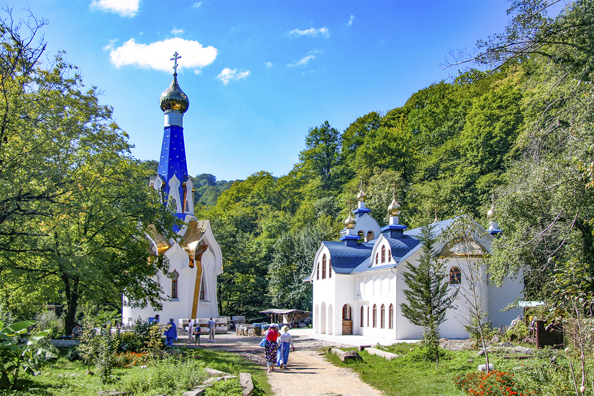 Красная поляна церковь. Троице-Георгиевский женский монастырь в Сочи. «Женский Георгиевский монастырь» Сочи. Троице-Георгиевский монастырь село Лесное.