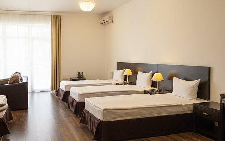 Студия без кухни с четырьмя кроватями