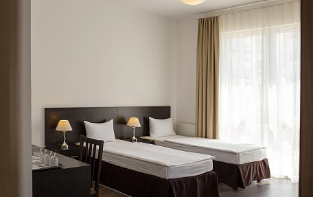 Двухкомнатный номер без кухни с четырьмя кроватями