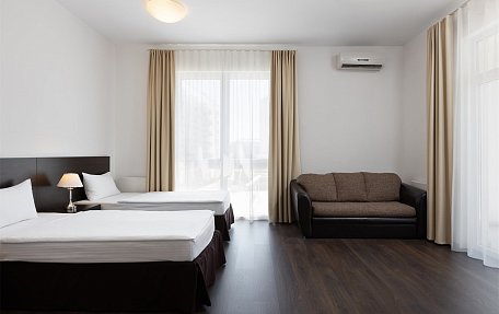 Двухкомнатный номер без кухни с четырьмя кроватями