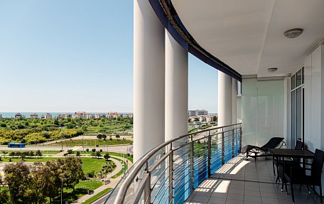 Люкс с панорамным видом на море (большой балкон)