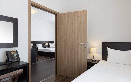 Двухкомнатный номер без кухни с четырьмя кроватями